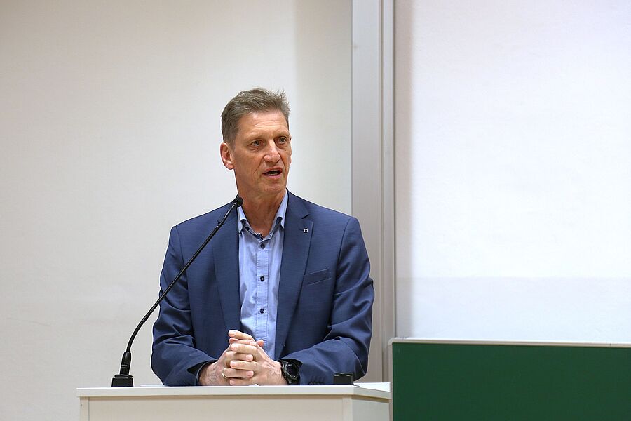 Der Dekan der Katholisch-theologischen Fakultät, Prof. Dietmar Winkler, sprach einführende Worte.