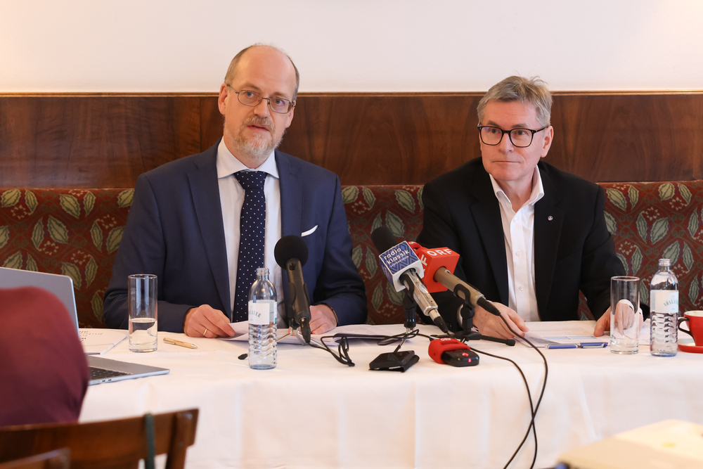 Studienautor Michael Scholz und Peter Ausweger, Gesamtleiter der Barmherzigen Brüder Österreichs, bei der Pressekonferenz