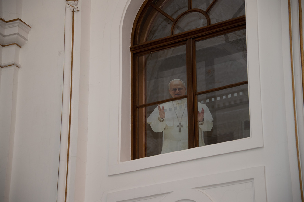 Papst Leo XIV wurde symbolisch 'ans Kirchenfenster geholt'