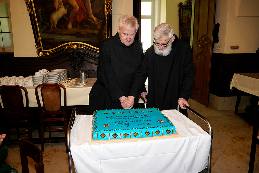 Frater Christoph Meißner und Frater Edmund Scherer schnitten gemeinsam die Jubiläumstorte an.                    
