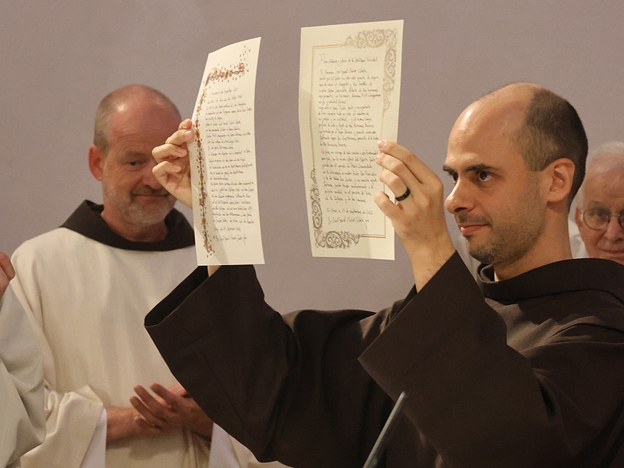 Mit der Feierlichen Profess band sich Br. Joel Chavez für immer an die Franziskaner.