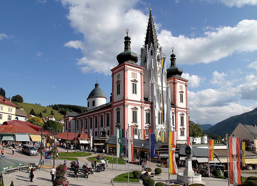 In der Basilika Mariazell finden teilweise stündlich Gottesdienste statt.