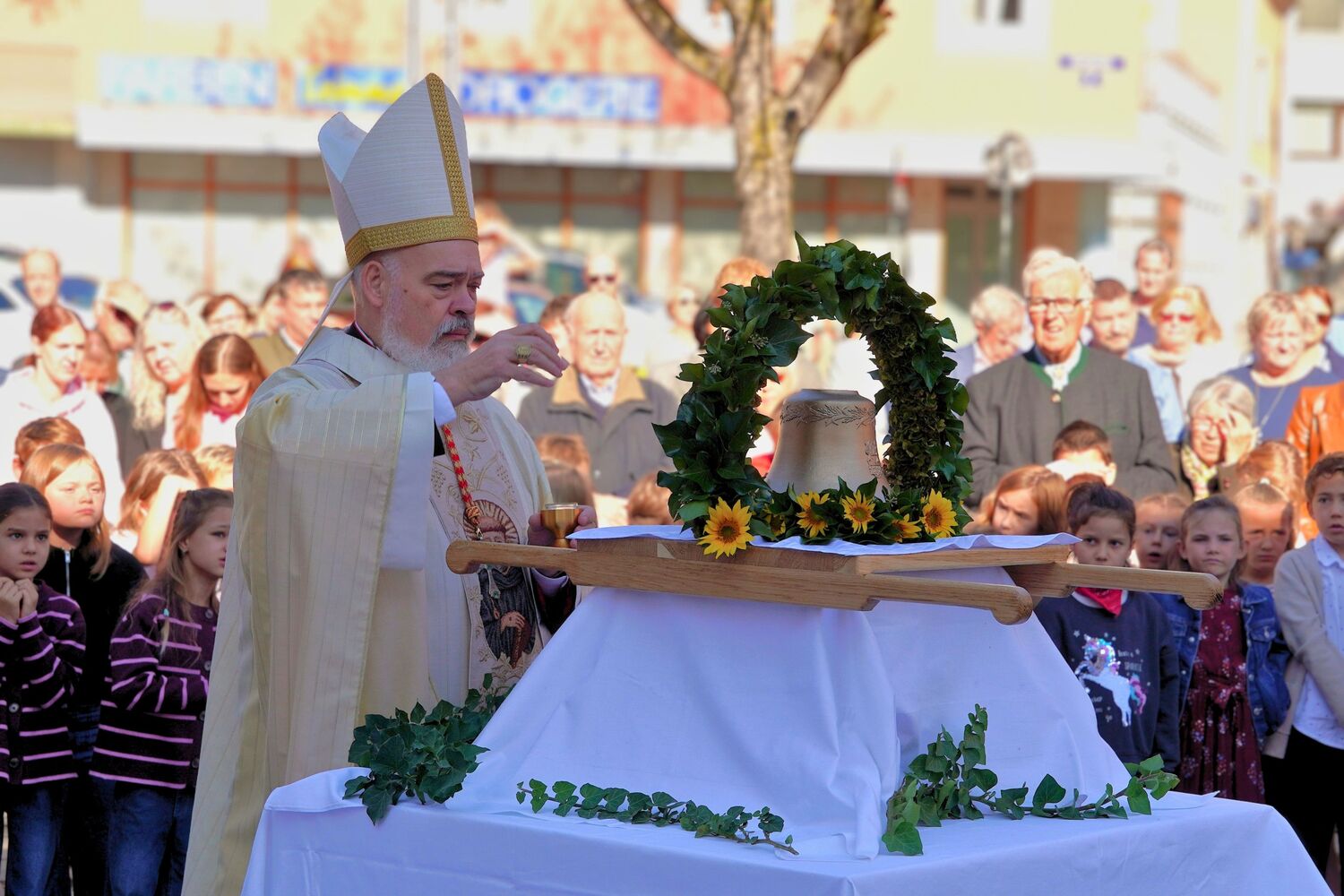 Glockenweihe durch Em. Kardinal P. Dominique Mathieu OFMConv, Erzbischof von Teheran
