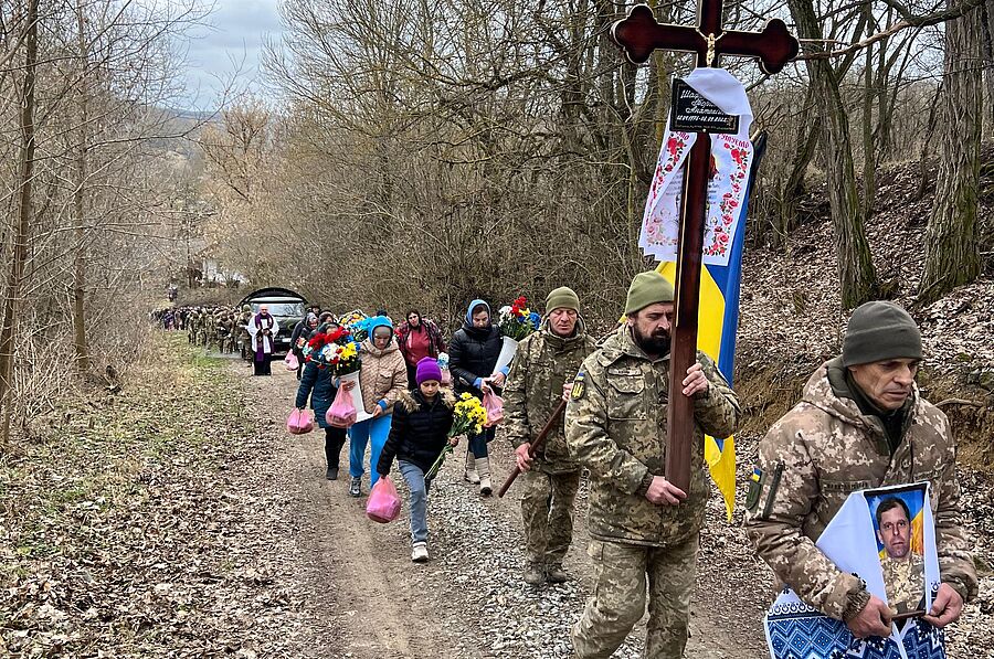 Die Begräbnisse von Gefallenen im Dorf sind Massenereignisse, an denen sich die gesamte Ortschaft beteiligt. „Das ganze Dorf weint“, sagt P. Jozef Gwozdz.
