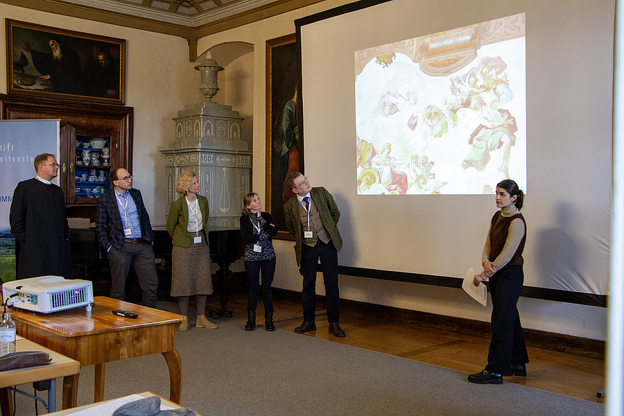 Beim sammlungswissenschaftlichen Fachgespräch im Stift Seitenstetten trafen internationale Fachleute sowie Vertreter:innen aus den österreichischen Benediktinerstiften zusammen. Auf dem Foto zu sehen (v.l.): P. Benedikt Resch, Mathias Weis, Sandra Sa