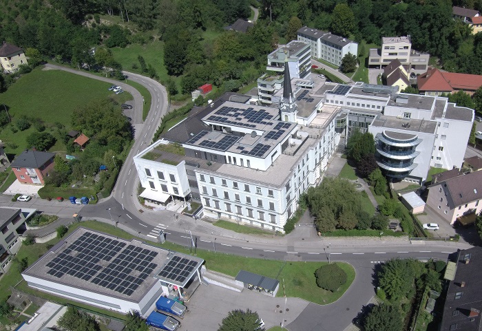 Blick auf die Photovoltaik-Anlagen auf dem Dach des Krankenhauses St. Veit/Glan der Barmherzigen Brüder