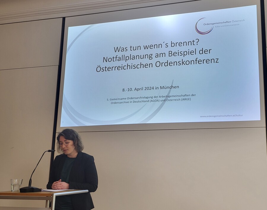 Iris Fichtinger berichtete aus ihrer beruflichen Praxis als Archivarin der Österreichischen Ordenskonferenz. / ÖOK/km Iris Fichtinger berichtete aus ihrer beruflichen Praxis als Archivarin der Österreichischen Ordenskonferenz.