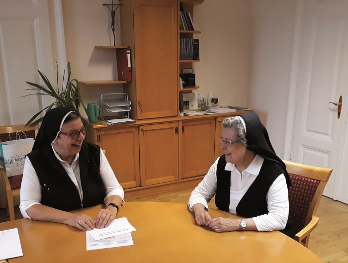 Sr. Beatrix Mayrhofer und Sr. Cordis Feuerstein im Gespräch