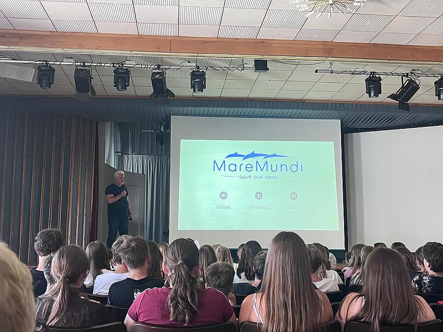 Der Präsident von MareMundi, Helmut Wipplinger, gewährte den Schüler:innen Einblicke in die Arbeit der Meeresschutzorganisation. / Stiftsgymnasium Kremsmünster Der Präsident von MareMundi, Helmut Wipplinger, gewährte den Schüler:innen Einblicke in die Arbeit der Meeresschutzorganisation.