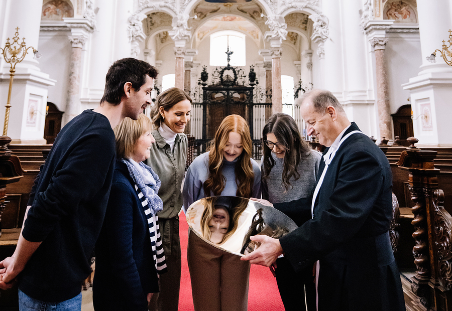 Im Stift St. Florian finden täglich Führungen durch die Bibliothek, den Marmorsaal, die Altdorfer Galerie, die Stiftsbasilika mit Blick auf die „Brucknerorgel“ und die Gruft mit dem Sarkophag Anton Bruckners statt.