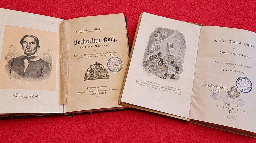 Zwei Bücher aus der Stiftsbibiothek Melk: der „Poetische Nachlass“ von Katharina Koch und „Onkel Toms Hütte“ von Harriet Beecher Stowe.