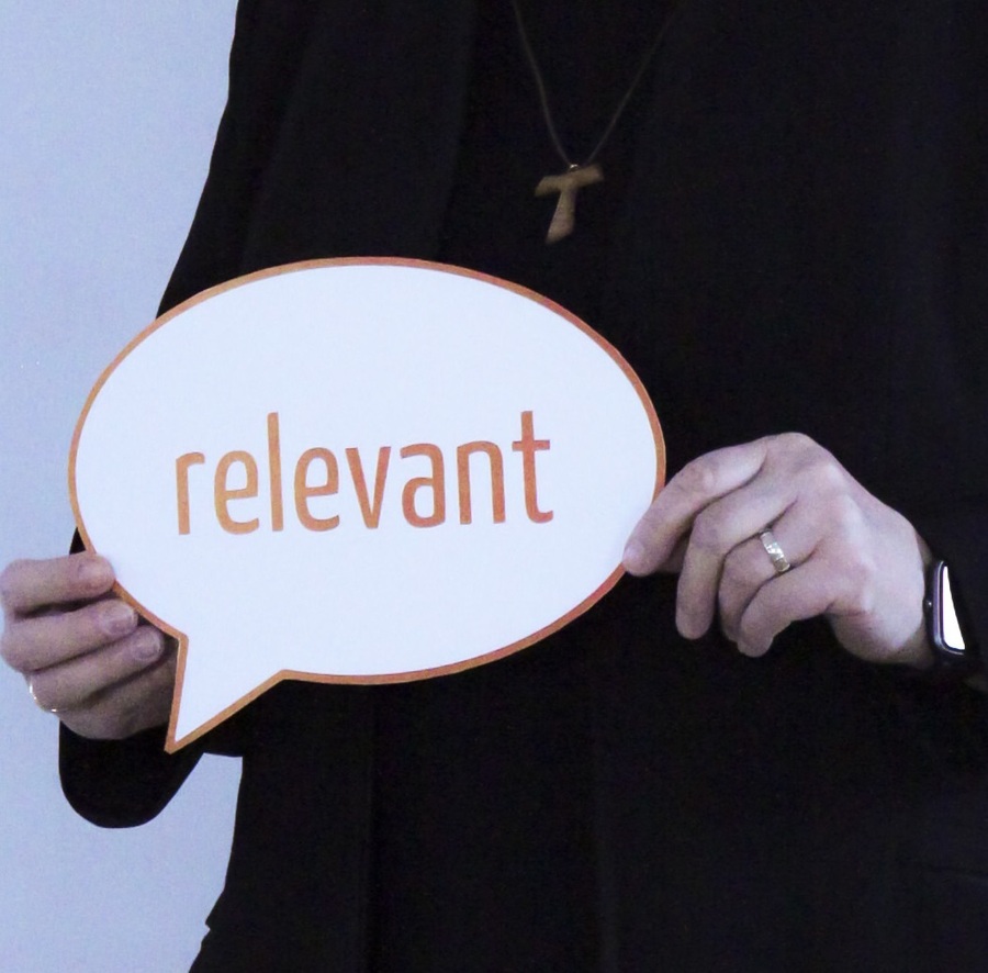 Ein Schild mit der Aufschrift 'relevant'