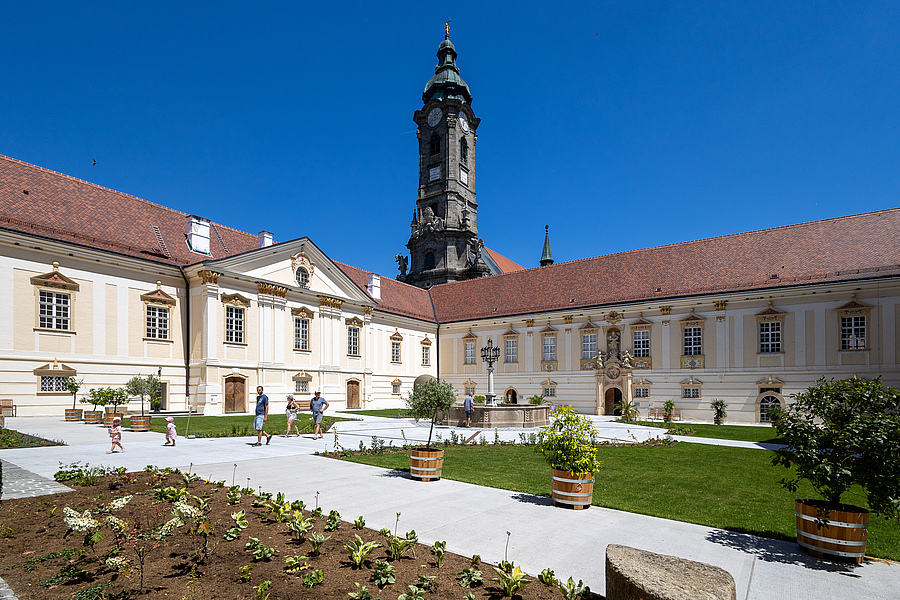 Zum Abschluss des Festakts im Stift Zwettl wurde der neu gestaltete Abteihof eröffnet und gesegnet.