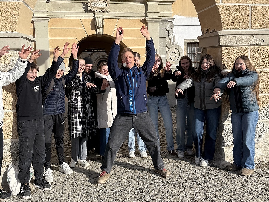 Andi Knoll war am Aschermittwoch in der Benediktinerabtei Seckau zu Gast. Dort sprach er unter anderem mit Schüler:innen des Abteigymnasiums und P. Benedikt Legat (hinten).