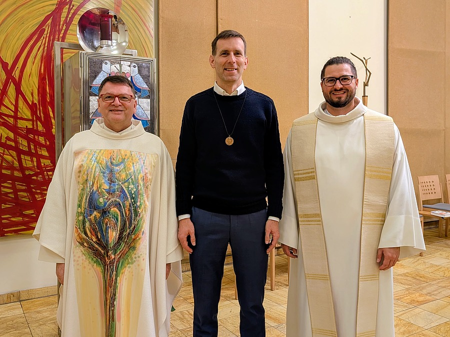 Peter Jirak (Mitte) legte am 10. Jänner 2026 seine Erste Profess bei den Salesianern Don Boscos ab. Provinzial P. Siegfried Kettner (l.) und Ausbildungsleiter P. Johannes Haas (r.) freuten sich mit ihm.