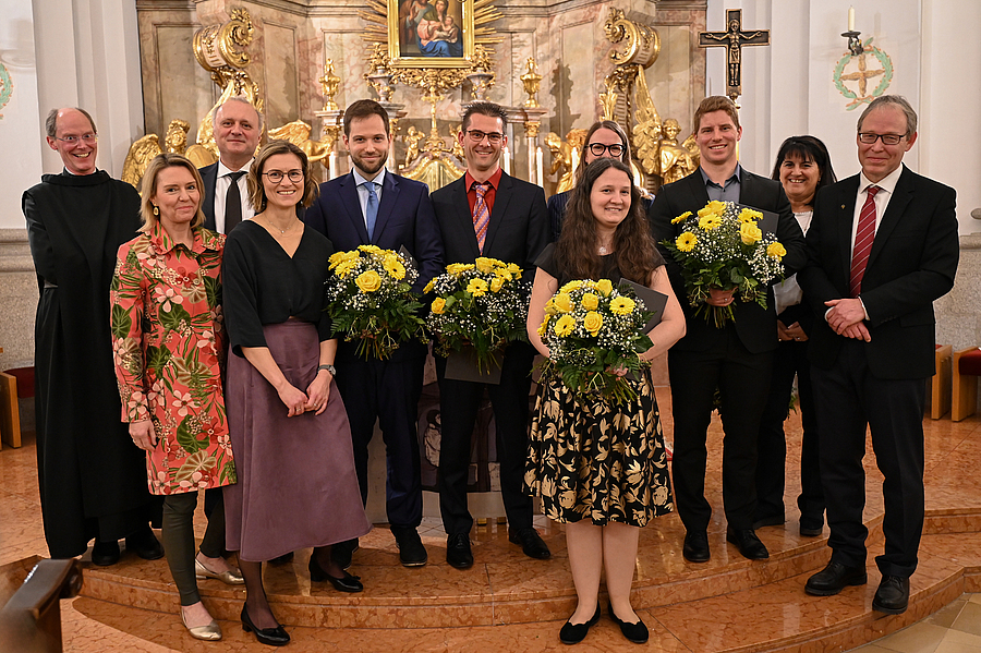 Der Prior und die Krankenhausleitung der Barmherzigen Brüder Linz freuten sich gemeinsam mit den fünf neuen Oberärzt:innen, die im Rahmen der Johannes von Gott-Feier feierlich ernannt wurden.