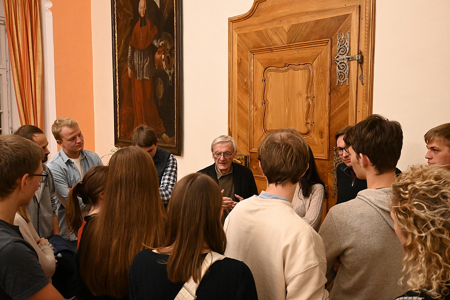 Auch nach seinem Vortrag stand Wolfgang Schüssel noch für Diskussionen mit den jungen Zuhörer:innen zur Verfügung.