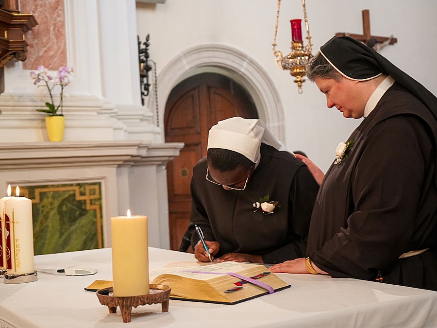 Sr. Elisabeth Kyalo legte ihre Erste Profess bei den Elisabethinen Graz ab. / Elisabethinen Graz Sr. Elisabeth Kyalo legte ihre Erste Profess bei den Elisabethinen Graz ab.