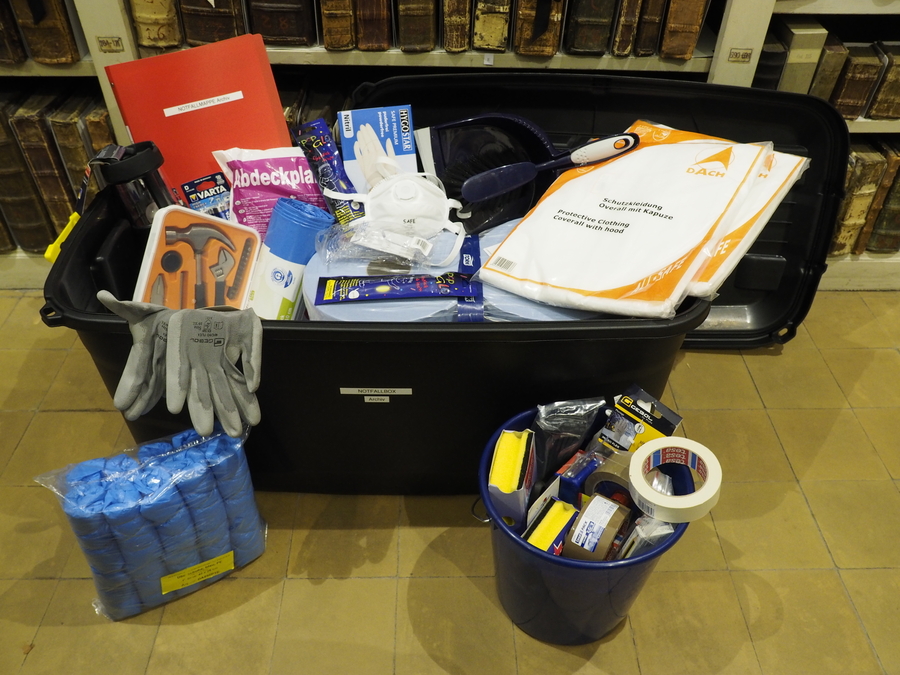 Geöffnete Notfallbox: Kleine Materialien können im Kübel aufbewahrt werden. / (c) Schottenstift Wien OLYMPUS DIGITAL CAMERA