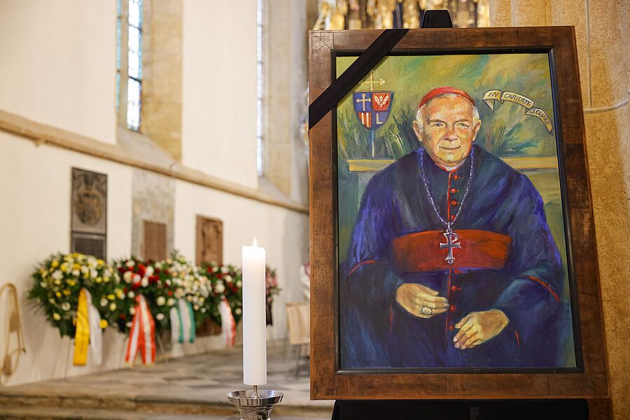Der verstorbene Linzer Altbischof und frühere Abt des Stifts St. Lambrecht, Maximilian Aichern, wurde am 9. Februar 2026 in seinem Heimatstift beigesetzt.