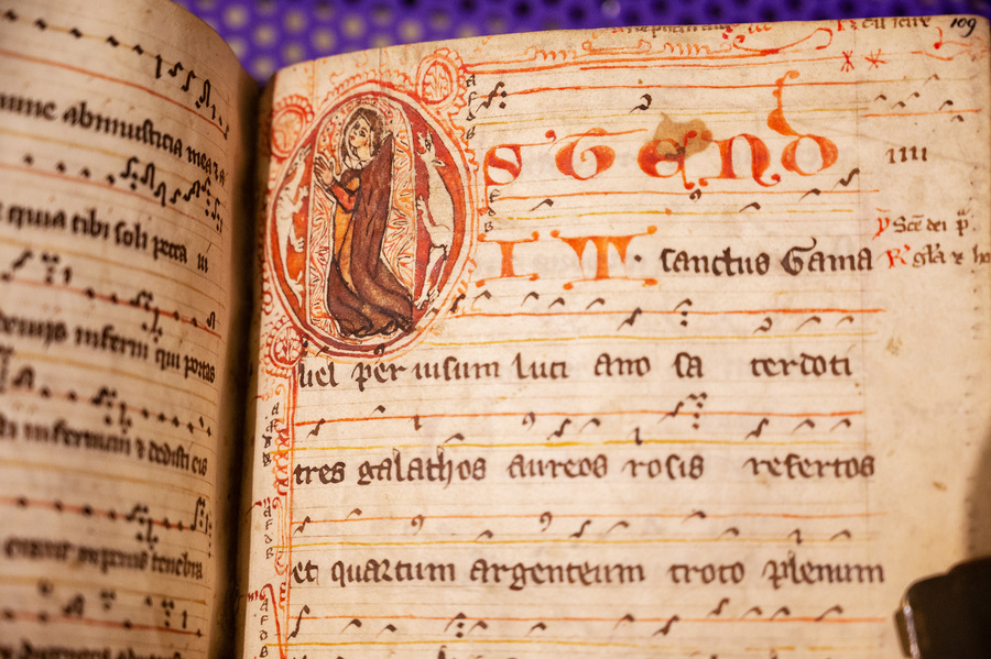 Diese Handschrift gehört zu einer Gruppe von sieben Hymnaren, aus der Stiftsbibliothek. Sie alle verwenden eine besondere und frühe Form der Liniennotation, die für das Klosterneuburger Frauenstift kennzeichnend ist.