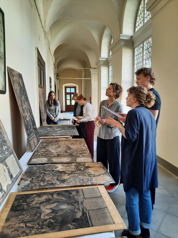 Sigrid Eyb-Green (Akademie der Bildenden Künste Wien/Institut für Konservierung-Restaurierung) mit Studierenden im Kreuzgang des Klosters 