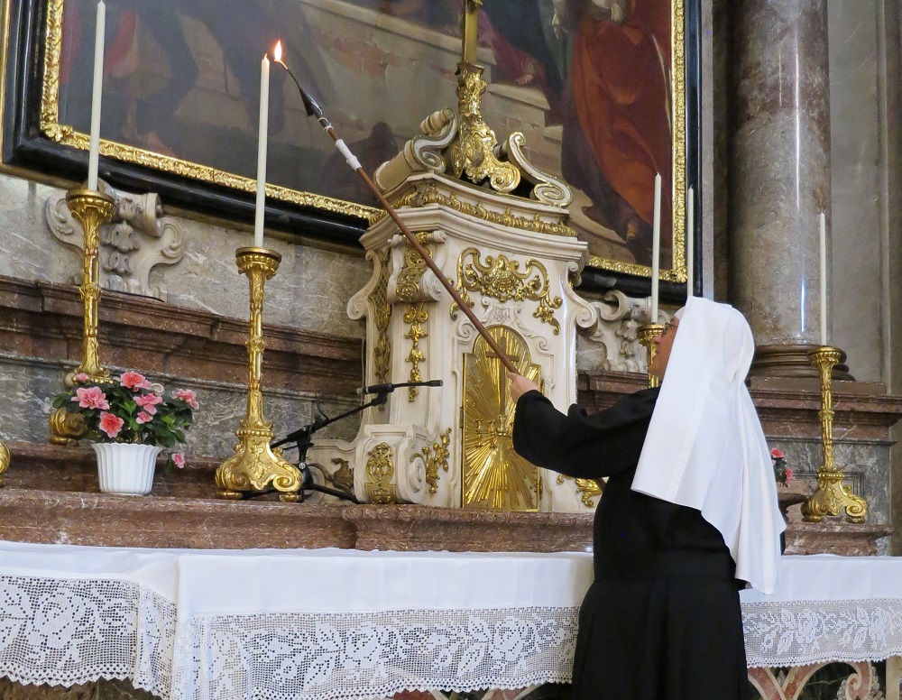 Sr. Eva Maria Voglhuber berichtete im Interview von ihrer Arbeit als Sakristanin. / Kloster der Salesianerinnen Sr. Eva Maria Voglhuber berichtete im Interview von ihrer Arbeit als Sakristanin.