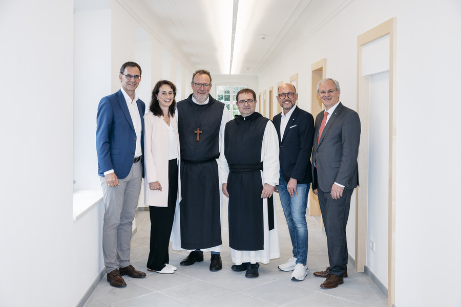 Landeshauptmann Markus Wallner, Sonja Wallner, Abt Vinzenz Wohlwend, Prior Henrik, Bürgermeister Michael Ritsch und Harald Sonderegger besichtigten beim Festakt den neuen Osttrakt des Klosters. / Lisa Mathis Landeshauptmann Markus Wallner, Sonja Wallner, Abt Vinzenz Wohlwend, Prior Henrik, Bürgermeister Michael Ritsch und Harald Sonderegger besichtigten beim Festakt den neuen Osttrakt des Klosters.