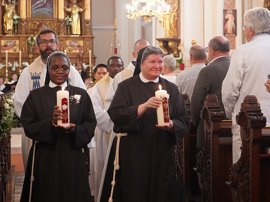 Sr. Elisabeth Kyalo legte am 8. September 2026 ihre Erste Profess bei den Elisabethinen Graz ab, Generaloberin Sr. Bonaventura Holzmann feierte ihr 40-jähriges Professjubiläum.