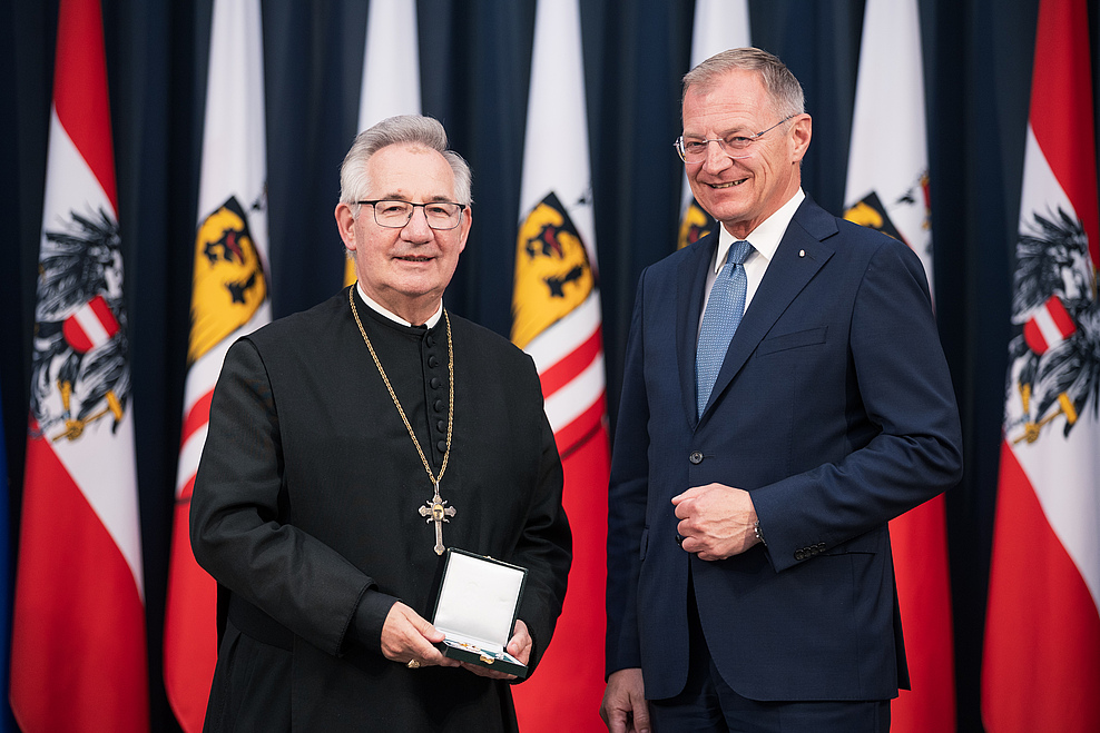Landeshauptmann Thomas Stelzer verlieh Abt em. Ambros Ebhart am 2. Juni 2025 das Silberne Ehrenzeichen des Landes Oberösterreich.