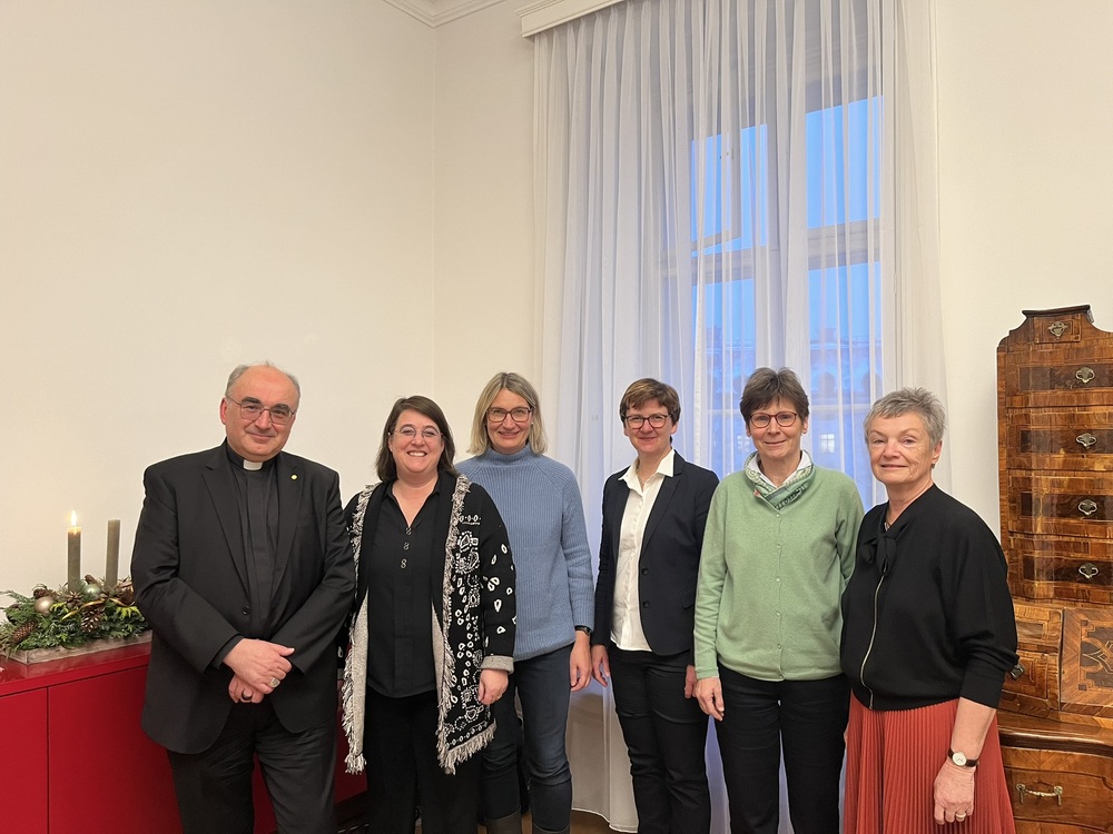Bischof Wilhelm Krautwaschl, Gabriele Eder-Cakl, Anna Findl-Ludescher, Lucia Greiner, Sr. Christine Rod und Angelika Ritter-Grepl (v.l.) besprachen die Weiterarbeit zur Synode.