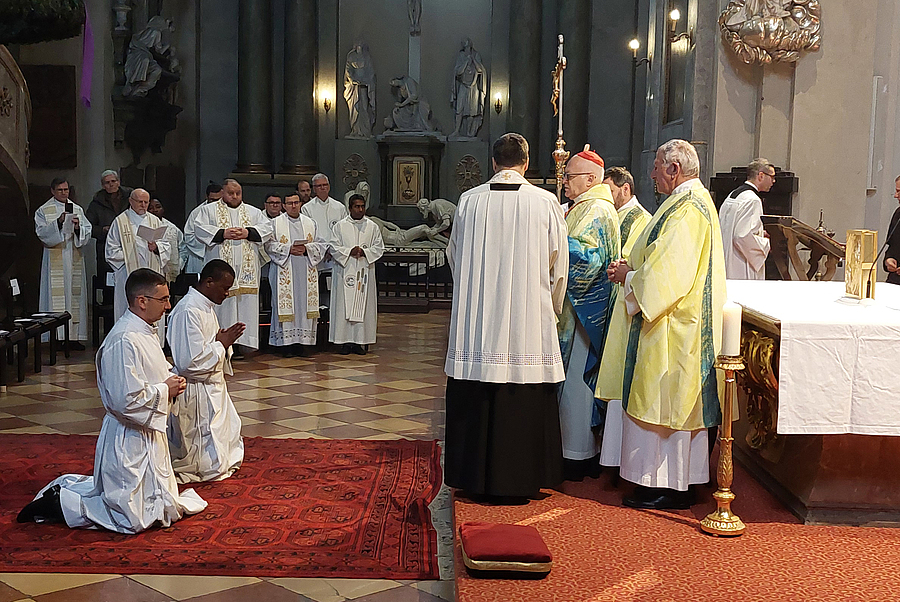 Fr. Adrian Hafner (l.) und Fr. Jean-Luc Kapend Chiseng (r.) wurden in der Michaelerkirche zu Diakonen geweiht.