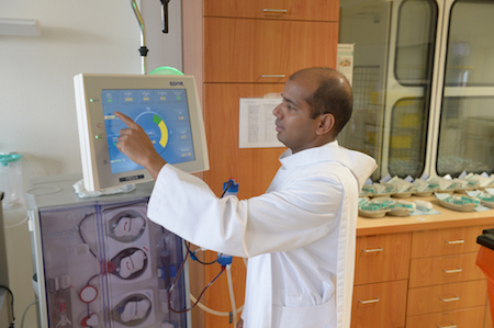 Frater Johnson auf der Dialysestation_Barmherzige Brueder