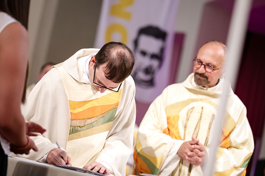 Mit der Unterschrift übernahm P. Peter Rinderer das Amt des Provinzials der Salesianer Don Boscos. / Erzdiözese Wien/Schönlaub, schoenlaub 2026 Mit der Unterschrift übernahm P. Peter Rinderer das Amt des Provinzials der Salesianer Don Boscos.