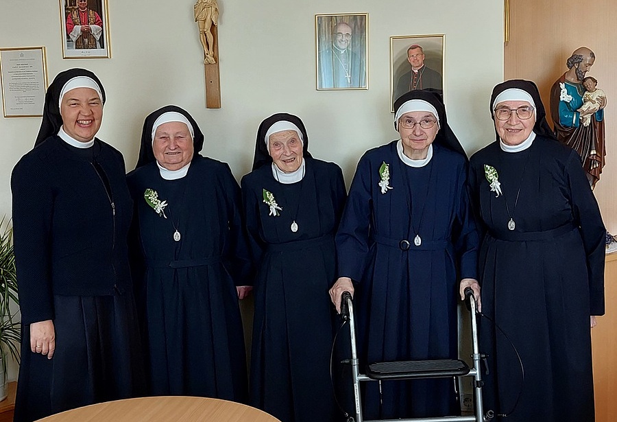 Sr. Elfriede Schieder, Sr. Edith Kolb, Sr. Brigitte Schuster und Sr. Pauline Ganster blickten mit Generaloberin Sr. Mirjam Schmedler (1.v.l.) auf insgesamt 240 Professjahre zurück. / CCIM Vorau Sr. Elfriede Schieder, Sr. Edith Kolb, Sr. Brigitte Schuster und Sr. Pauline Ganster blickten mit Generaloberin Sr. Mirjam Schmedler (1.v.l.) auf insgesamt 240 Professjahre zurück.