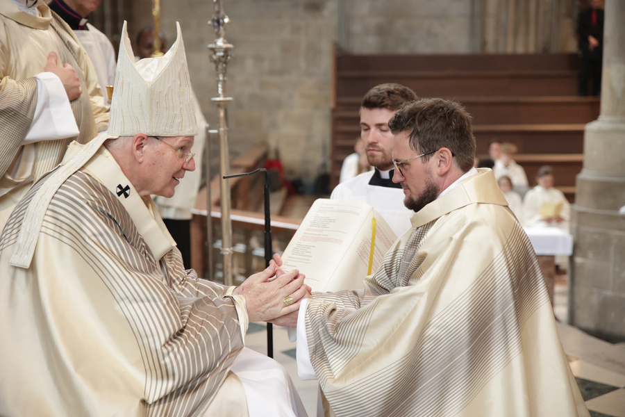 Kardinal Christoph Schönborn weihte Michal Klučka im Wiener Stephansdom zum Priester.