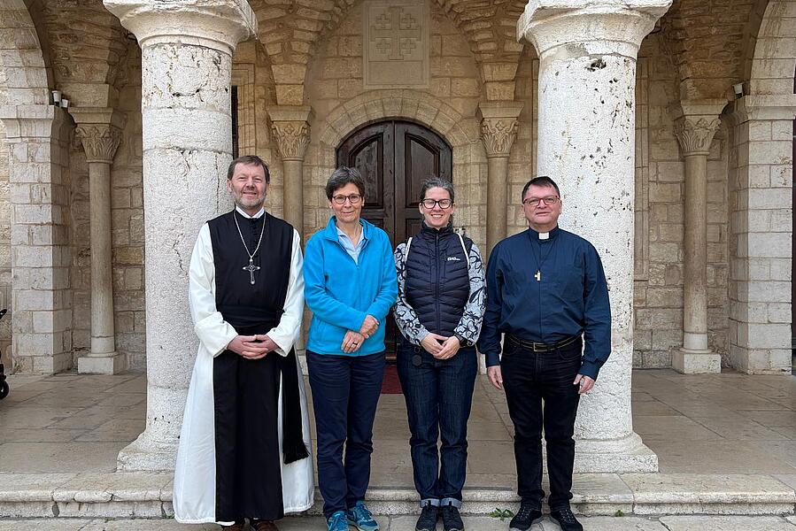 Abt Reinhold Dessl vom Stift Wilhering, Ordenskonferenz-Generalsekretärin Sr. Christine Rod, die Vorsitzende der Ordenskonferenz, Sr. Franziska Madl und Salesianer-Provinzial P. Siegfried Kettner (v.l.) sind derzeit zu einem Solidaritätsbesuch im Hei