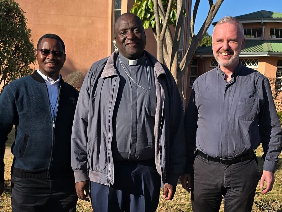 P. Martin Leitgöb (r.) traf in Simbabwe gemeinsam mit dem Regionaloberen P. Kenneth Macharaga (l.) Bischof Raymond Tapiwa Mupandasekwa (Mitte), der aus der Redemptoristengemeinschaft in Simbabwe stammt.