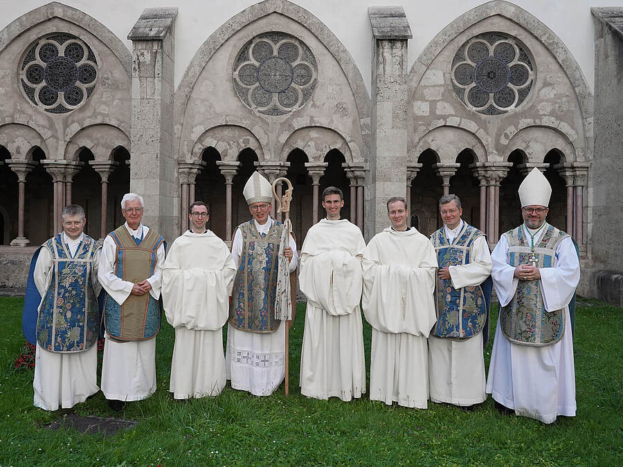 P. Clemens Maria Spranger, P. Wilhelm Mauser und P. Melchisedek Langhammer (v.l.) legten ihre Feierliche Profess im Stift Heiligenkreuz in die Hände von Abt Maximilian Heim (Mitte) ab.
