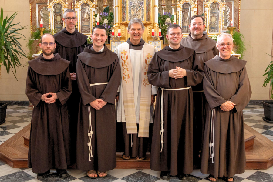 Neue Novizen und Professen lassen Franziskanerorden wachsen