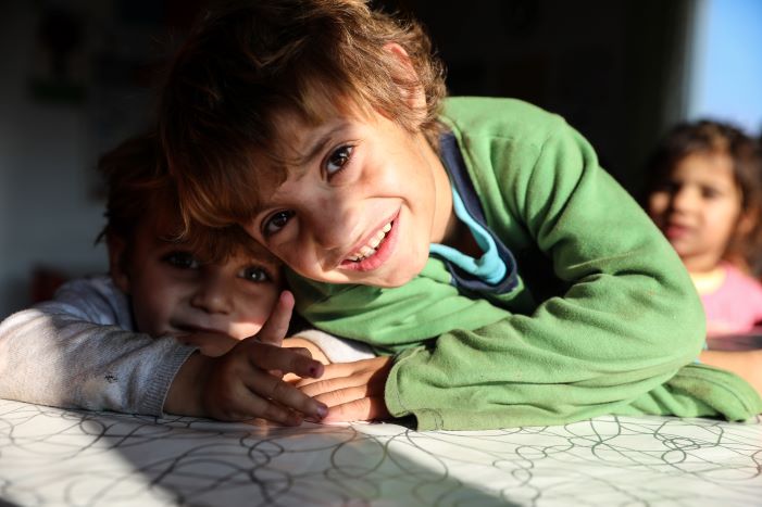 Armut ist nicht gleichbedeutend mit Unglücklich-Sein, Bildung gibt Hoffnung.