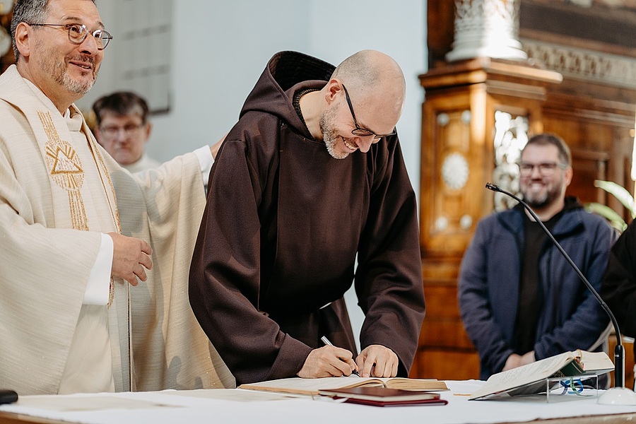 Im Beisein von Provinzial Br. Helmut Rakowski unterschrieb Br. Alexander Schröter die Professurkunde. / Kapuziner/Ledersberger Im Beisein von Provinzial Br. Helmut Rakowski unterschrieb Br. Alexander Schröter die Professurkunde.