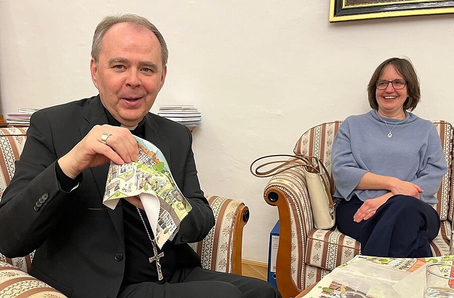 Freute sich über das Wimmelbild als Gastgeschenk: Bože Radoš, der Bischof von Varaždin.