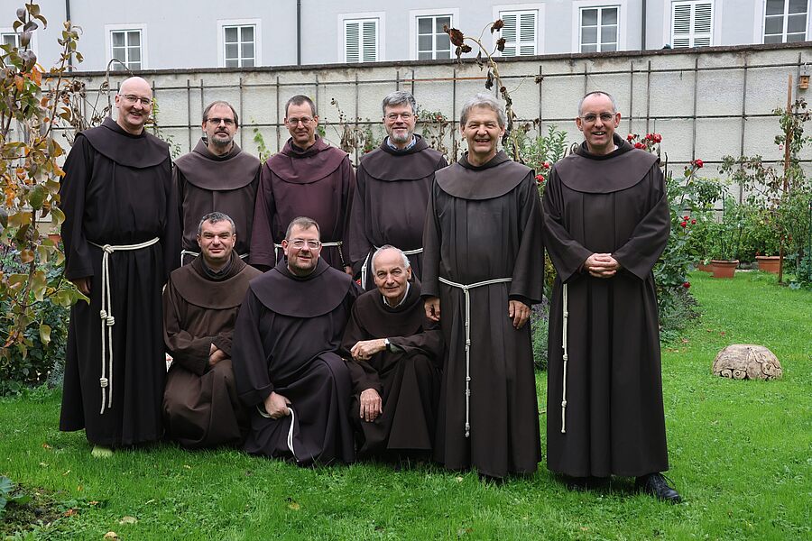 Frédéric-Marie Le Méhauté ofm (Frankreich-Belgien), Piusz Berhidai ofm (Ungarn), Johannes N. Unterberger ofm, Albert Schmucki ofm (Generaldefinitor), Fritz Wenigwieser ofm, Markus Fuhrmann ofm (Deutschland) (stehend, v.l.), Erik Urbán ofm (Siebenbürg / OFM Austria/Martin Barmettler ofm Frédéric-Marie Le Méhauté ofm (Frankreich-Belgien), Piusz Berhidai ofm (Ungarn), Johannes N. Unterberger ofm, Albert Schmucki ofm (Generaldefinitor), Fritz Wenigwieser ofm, Markus Fuhrmann ofm (Deutschland) (stehend, v.l.), Erik Urbán ofm (Siebenbürg