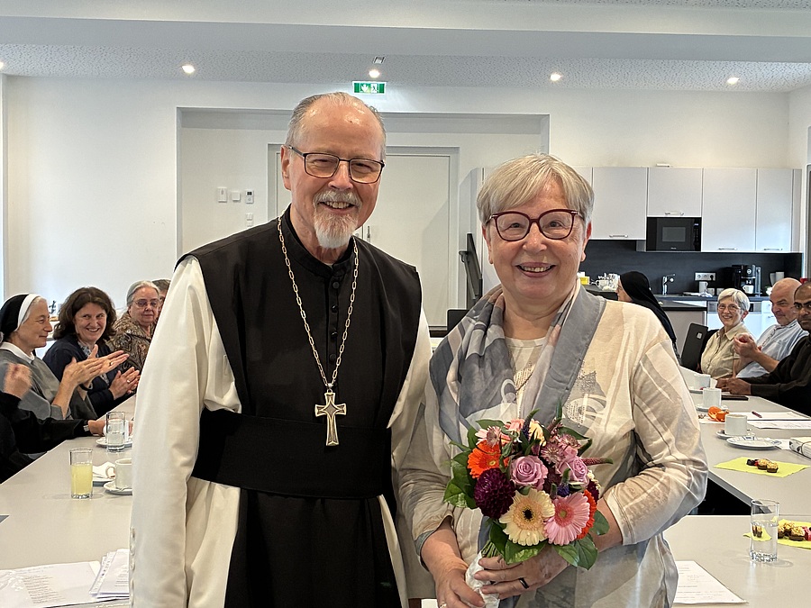 Der Vorsitzende der Innsbrucker Ordenskonferenz, Abt German Erd, gratulierte seiner Stellvertreterin, Sr. Judit Nötstaller, zum Verdienstkreuz des Landes Tirol, mit dem sie Mitte September 2025 ausgezeichnet worden war.
