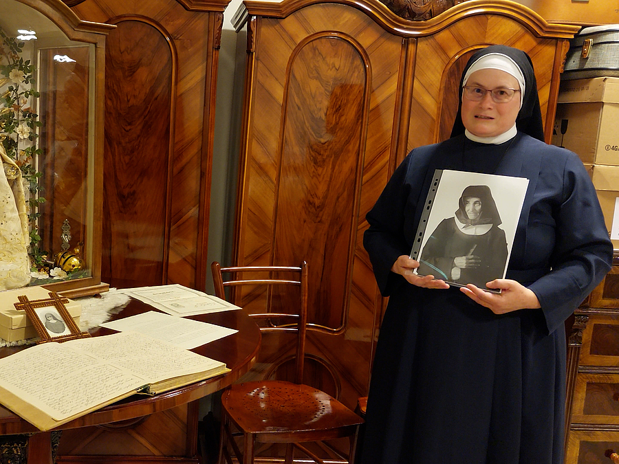Sr. Clara Maria Neubauer präsentiert anlässlich des „Internationalen Tages der Archive“ Exponate, die mit der Gründerin der Vorauer Marienschwestern, Barbara Sicharter, in Verbindung stehen.