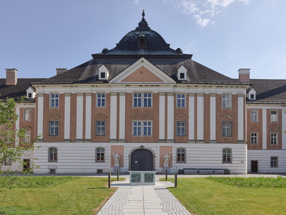 Abb. 3: „Kultur-Raum“ mit Freiluftaltar von Daniel Spoerri / © Kurt Hörbst Abb. 3: „Kultur-Raum“ mit Freiluftaltar von Daniel Spoerri