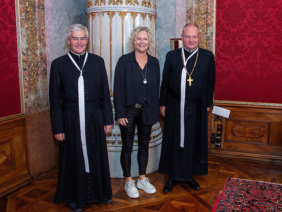 Die Augustiner-Chorherren im Stift Klosterneuburg rund um Propst Anton Höslinger (re.) und Stiftskämmerer Elias Carr (li.) unterstützen das MOMO Kinderpalliativzentrum, das von  Sabine Kronberger-Vollnhofer (Mitte) geleitet wird.