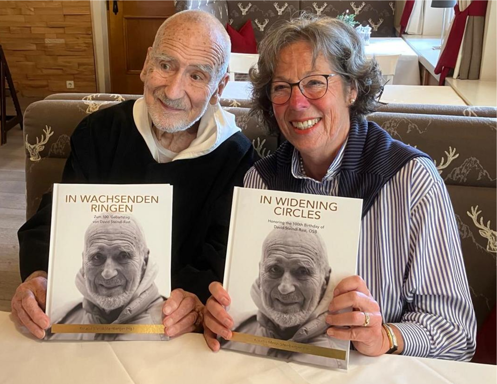 Br. David Steindl-Rast und Herausgeberin Klaudia Menzi-Steinberger