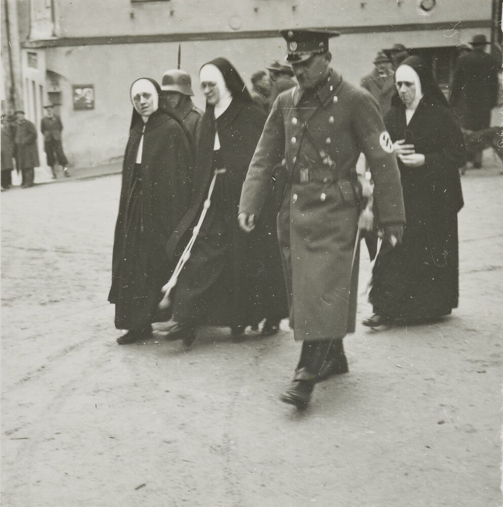 Der Gang dreier Halleiner Schulschwestern zum Verhör